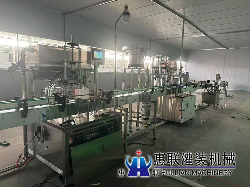膠州油脂灌裝機(jī)生產(chǎn)線安裝調(diào)試現(xiàn)場(chǎng)